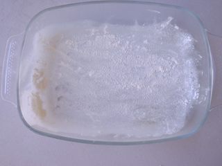 8、藏在每颗巧克力下的是不一样的内心,在烤盘里喷上油 撒上面粉 抖匀