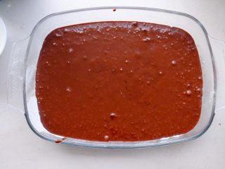 9、藏在每颗巧克力下的是不一样的内心,倒入液体 预热180度 烤30-35分钟