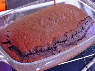 10、藏在每颗巧克力下的是不一样的内心,烤完取出 先不要脱模 放凉冷却