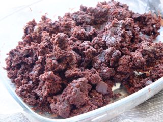 11、藏在每颗巧克力下的是不一样的内心,把蛋糕抓成碎渣渣状