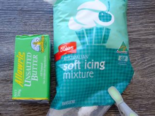 12、藏在每颗巧克力下的是不一样的内心,准备巧克力霜的材料 