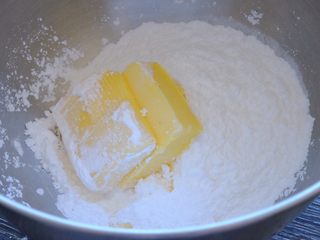 13、藏在每颗巧克力下的是不一样的内心,黄油软化后 先打法 然后逐步加入糖粉