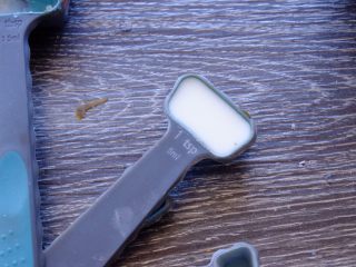 14、藏在每颗巧克力下的是不一样的内心,搅拌到混合均匀 加入一小勺牛奶 继续搅打