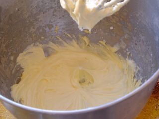 15、藏在每颗巧克力下的是不一样的内心,搅拌到如图所示 不厚不稀 黄油颜色变浅