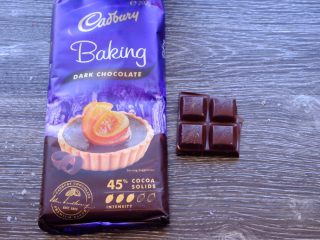 16、藏在每颗巧克力下的是不一样的内心,准备25克巧克力 大约是四小块