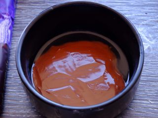 17、藏在每颗巧克力下的是不一样的内心,微波炉叮1分钟左右 巧克力融化后拿出 倒入搅拌盆 继续搅拌
