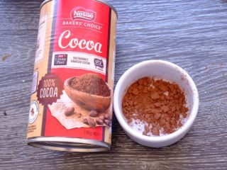 18、藏在每颗巧克力下的是不一样的内心,加入10克可可粉 继续搅打