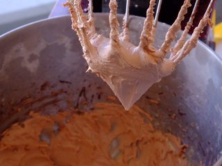 19、藏在每颗巧克力下的是不一样的内心,直到如上????所示 呈现奶油霜的感觉 