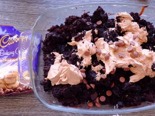 20、藏在每颗巧克力下的是不一样的内心,把巧克力霜和巧克力豆倒入巧克力蛋糕中