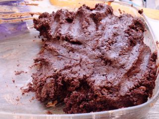 21、藏在每颗巧克力下的是不一样的内心,用手拌匀