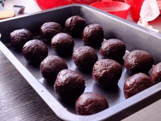 22、藏在每颗巧克力下的是不一样的内心,抓一小块 搓成小球 放在冰箱冷冻至硬