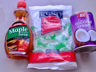 23、藏在每颗巧克力下的是不一样的内心,准备椰子巧克力Bar的材料如上