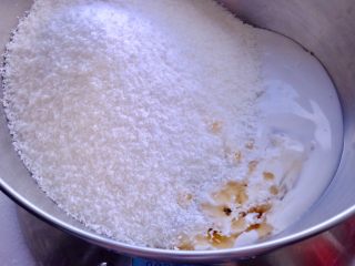 24、藏在每颗巧克力下的是不一样的内心,把椰丝 椰奶油和枫糖浆倒入盆中拌匀