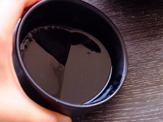 26、藏在每颗巧克力下的是不一样的内心,把椰子油现在微波炉叮1分30秒 融化 倒入盆中