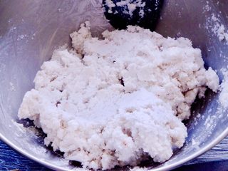 27、藏在每颗巧克力下的是不一样的内心,用手搅拌均匀 如上????