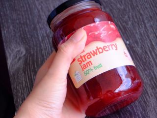 28、藏在每颗巧克力下的是不一样的内心,拿出一罐草莓果酱