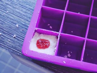 29、藏在每颗巧克力下的是不一样的内心,现在模具里压入一半椰子混合物 加入一勺果酱 