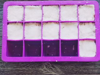 30、藏在每颗巧克力下的是不一样的内心,然后再压入另一半 注意要压实哦