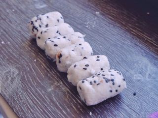 31、藏在每颗巧克力下的是不一样的内心,也可以加入黑芝麻 搓成圆柱体 放冰箱冷冻至硬