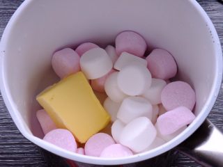 33、藏在每颗巧克力下的是不一样的内心,把黄油和棉花糖放进小奶锅里小火加热