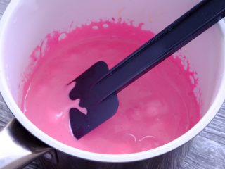 34、藏在每颗巧克力下的是不一样的内心,我又加了一点粉色食用色素 融化后颜色好美丽