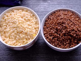 36、藏在每颗巧克力下的是不一样的内心,哈哈 称了两大碗 倒入一个盆中 先混合均匀