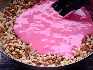 37、藏在每颗巧克力下的是不一样的内心,再倒入刚才的棉花糖液体