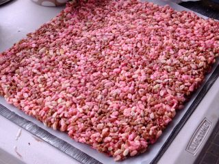 38、藏在每颗巧克力下的是不一样的内心,搅拌均匀后 在烘培纸上压平成长方形