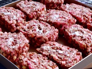 43、藏在每颗巧克力下的是不一样的内心,把所有切片的谷物卷放入冰箱 冷冻至硬