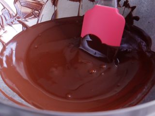 45、藏在每颗巧克力下的是不一样的内心,隔水融化巧克力 注意温度的把控