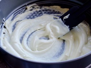 46、藏在每颗巧克力下的是不一样的内心,同样融化白巧克力