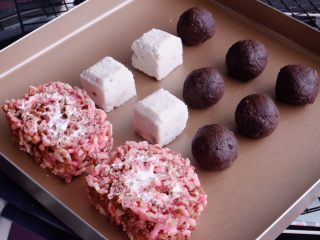 47、藏在每颗巧克力下的是不一样的内心,从冰箱中取出冷冻硬了的三种内馅儿