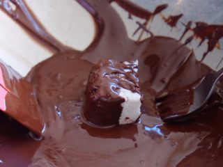 48、藏在每颗巧克力下的是不一样的内心,直接丢进巧克力酱里 滚一圈 