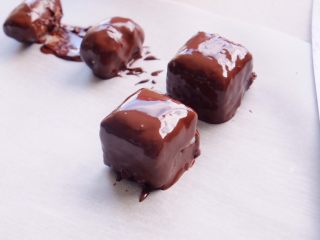 49、藏在每颗巧克力下的是不一样的内心,用叉子托住底部 放在烘培纸上