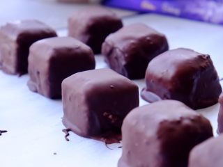 50、藏在每颗巧克力下的是不一样的内心,如果天气冷 一会儿就会自己冻硬了 天热的可以放冰箱