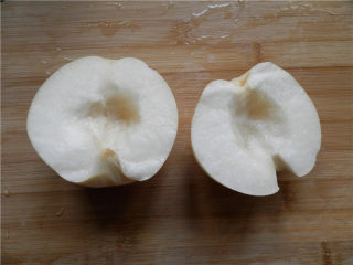 3、雪梨糯米豆浆,梨子对半切开，去核。