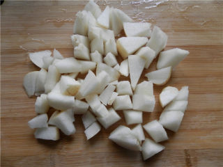 4、雪梨糯米豆浆,雪梨切小块儿。