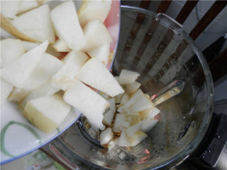 6、雪梨糯米豆浆,倒入梨块