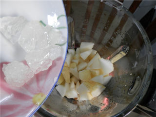 7、雪梨糯米豆浆,倒入冰糖。