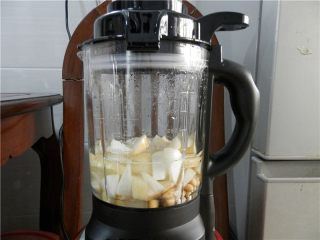 8、雪梨糯米豆浆,加入清水，盖上盖子。