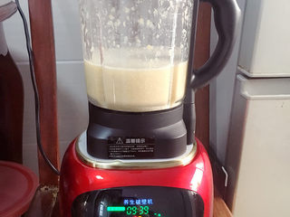11、雪梨糯米豆浆,破壁机将黄豆彻㡳破壁，打得粉碎，营养全淅出。