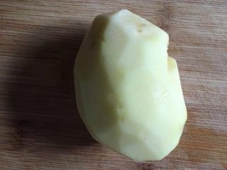 1、爆浆土豆芝士球,土豆洗净去皮待用。