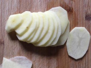 2、爆浆土豆芝士球,切成薄片。