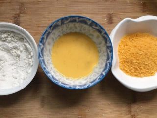 11、爆浆土豆芝士球,准备面粉、鸡蛋液、面包糠，依次摆好。