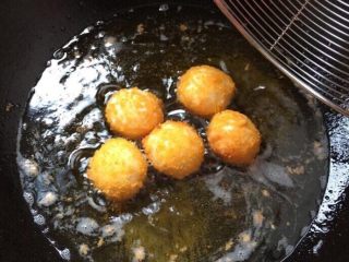 13、爆浆土豆芝士球,锅里提前烧油，中火，下做好的生芝士球，两面炸至金黄即可捞出。