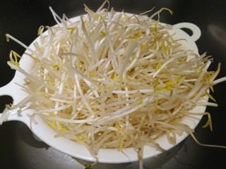 1、和風嫩煎牛排,豆芽洗淨瀝乾備用。