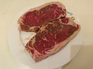 2、和風嫩煎牛排,牛肉室溫下回溫，將多余的血水倒掉。