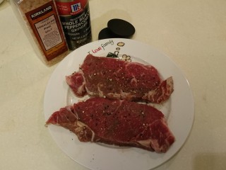 4、和風嫩煎牛排,烹調前五分鐘，將牛肉兩面都抹上鹽、黑胡椒粒。