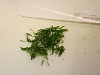 6、和風嫩煎牛排,紫蘇葉洗淨切細絲備用。