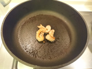 8、和風嫩煎牛排,放入之前卸下的筋肉及沙拉油，待肉香出，就可準備煎牛肉了。